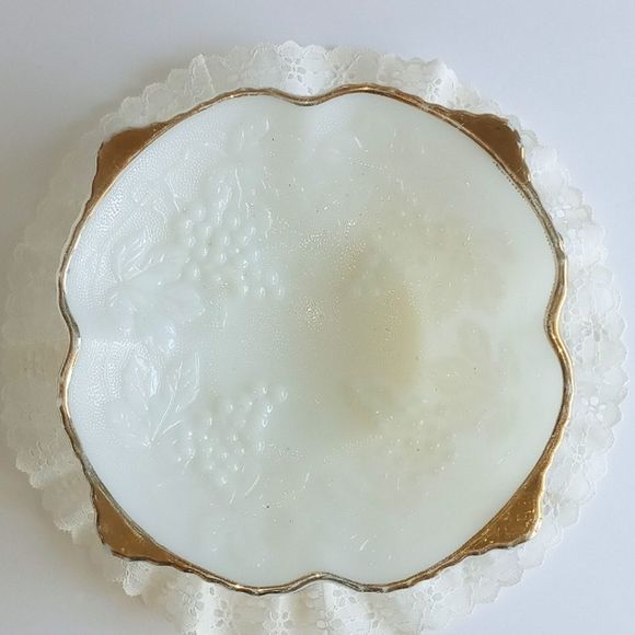 Vintage Anchor Hocking Milk Glass Bowl with Gold Trim Grape Pattern - Picture 7 of 8